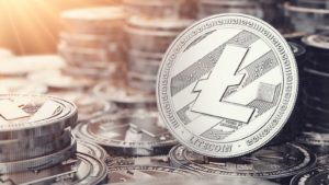 Imagen de un litecoin frente a muchas pilas de litecoins.  Predicciones de precios de Litecoin