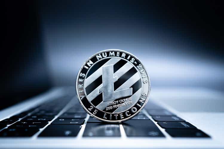 Primer plano de la moneda de plata Litecoin en el teclado de la computadora portátil.