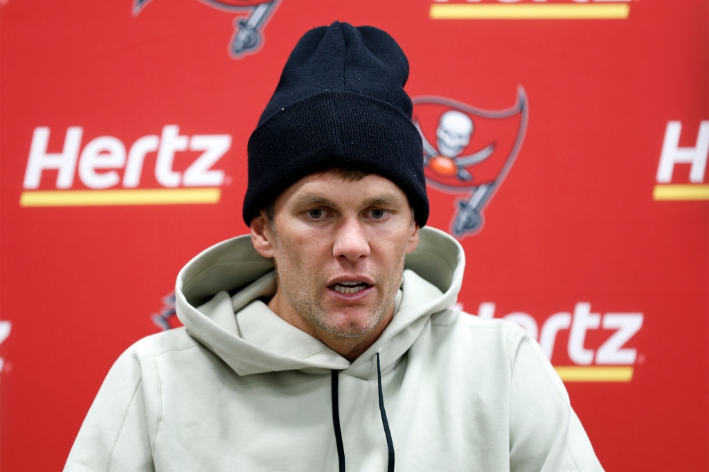 Tom Brady se reúne con los reporteros el 27 de noviembre de 2022 en Cleveland.