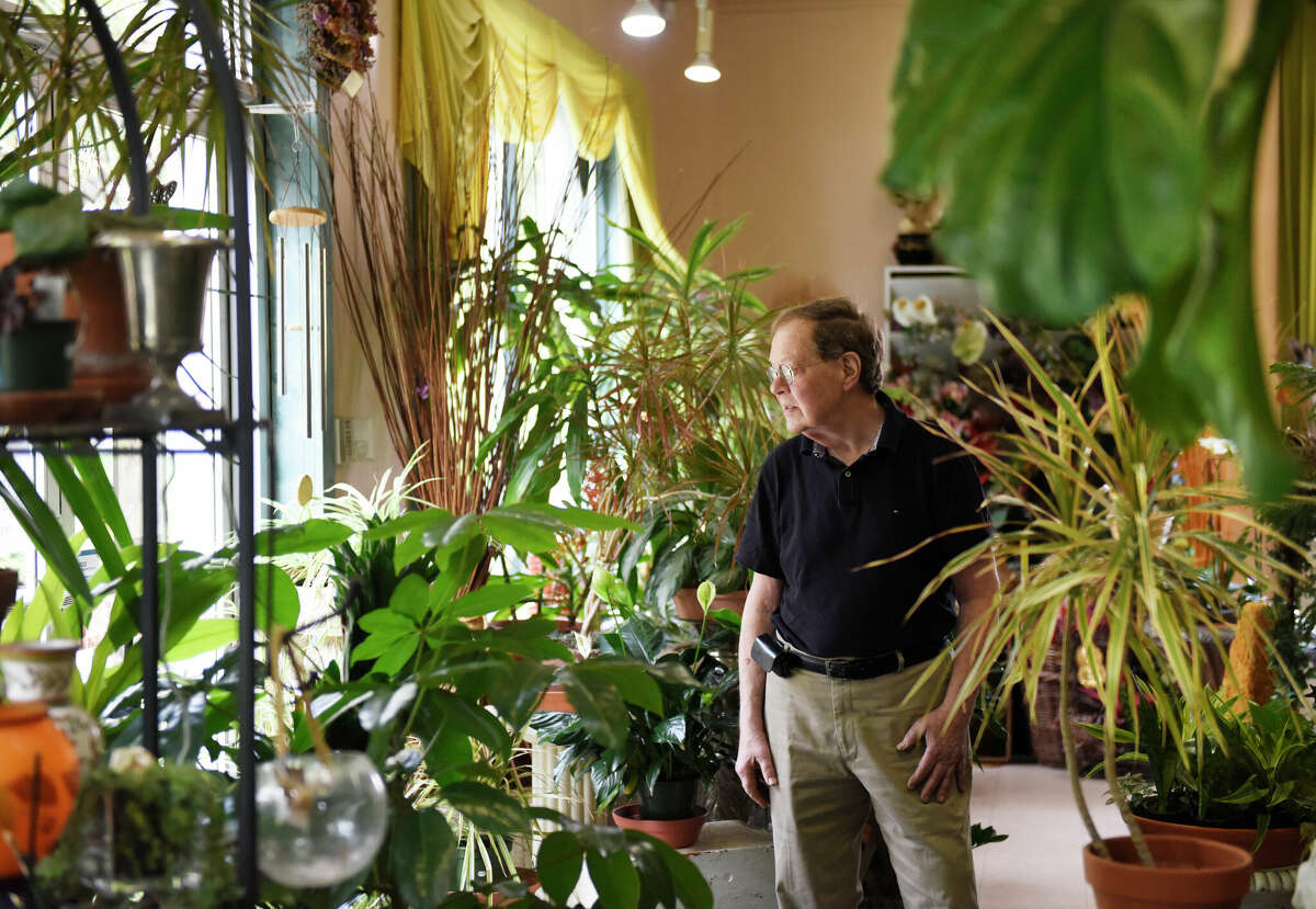 El propietario de un negocio, Peter Rogers, observa su colección de flores y plantas en Peter Rogers Florist en Stamford, Connecticut, el lunes 19 de septiembre de 2022. 