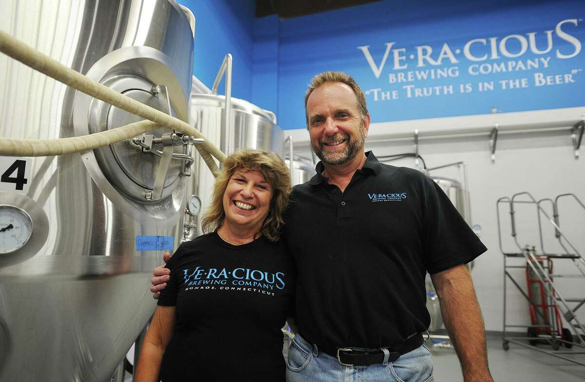 Tess y Mark Szamatulski dentro de su cervecería Veracious Brewing Company en Monroe, Conn. en 2016.