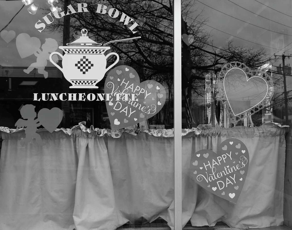 Decoraciones del Día de San Valentín en la ventana de The Sugar Bowl en Darien, CT en febrero de 2017