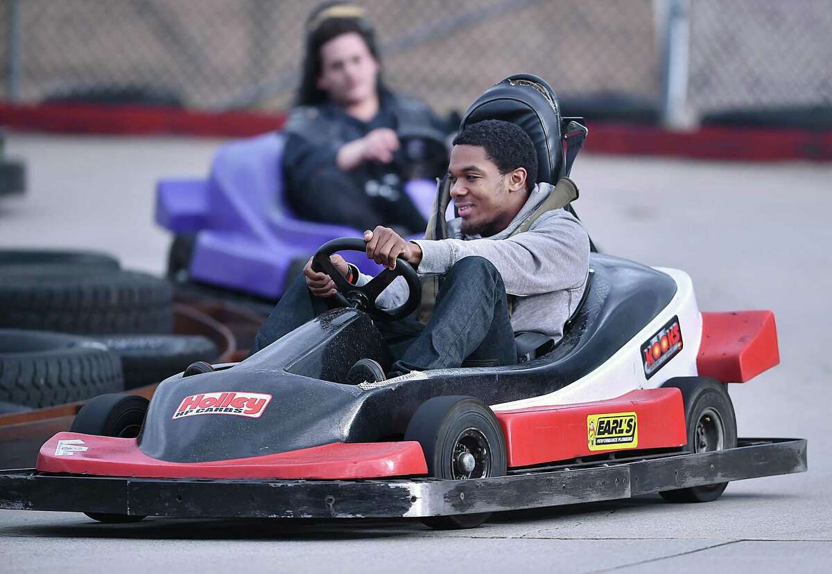 Gerrod Tinsley, de 24 años, residente de New Haven, vence a su amigo Ryan Lopez, de 21, en la pista de karts en The Only Game in Town, el miércoles 18 de abril de 2018, en North Haven.  El empleado Jack Bonfiglio dijo: "Estamos abiertos de 12 a 8 si el clima lo permite y, aunque no está muy ocupado ahora, se llenará en un mes."