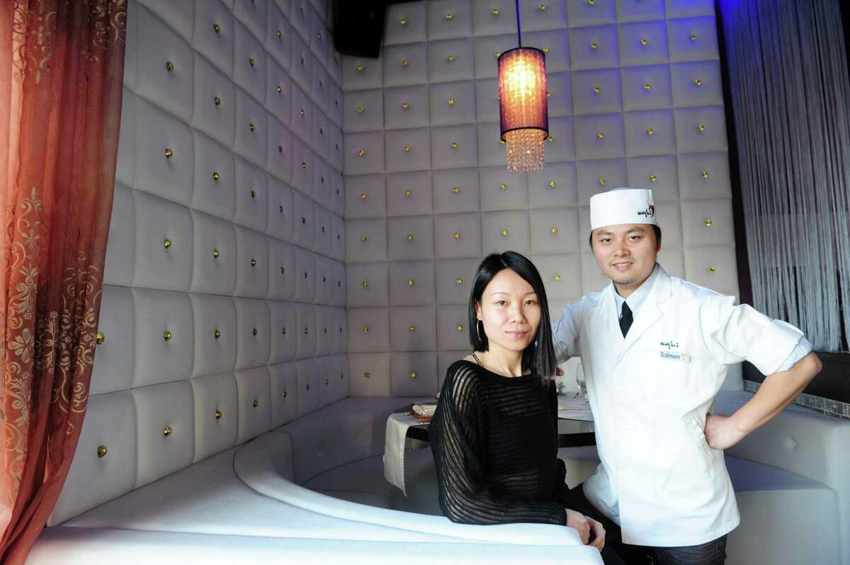 Los propietarios Salmon y Elaine Chen en Wafu Asian Bistro en un stand decorado con 200 cristales Swarovski en su restaurante en Southport.