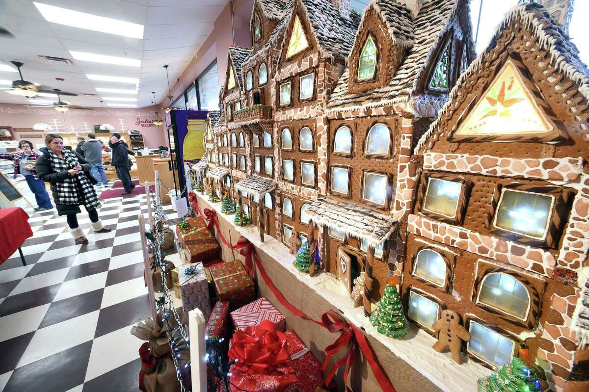 Una casa de pan de jengibre en la ventana delantera de Julia's Bakery en Orange el 22 de diciembre de 2017. 