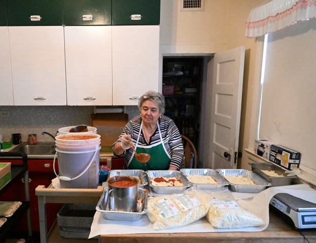 Josephine Gagliano trabaja en la elaboración de moldes para lasaña en el mercado italiano de Gagliano el 14 de diciembre de 2022 en Pueblo.  (Foto de RJ Sangosti/The Denver Post)