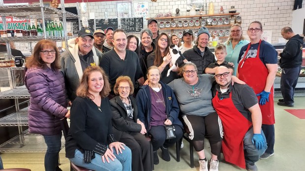 Los miembros de la familia Chimento y los empleados de Alcamo se reunieron con amigos y familiares a fines de noviembre para recordar el histórico mercado.  Comenzado en Detroit en 1952, el elemento básico del este de Dearborn desde hace mucho tiempo disfrutó de un seguimiento de culto después de plantar raíces en Schaefer Road en 1972. (John Zadikian - Para MediaNews Group)