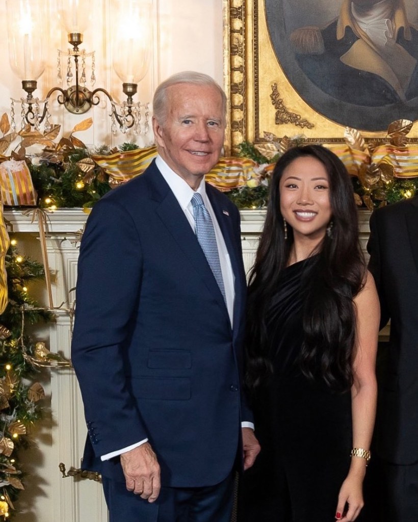 Fong posó para una foto con el presidente Joe Biden en la fiesta de Navidad de la Casa Blanca este año.