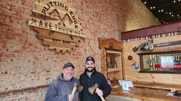 Los socios Michael Majewski, a la izquierda, y Matt Bartnicki dan la bienvenida a todos al nuevo negocio, Splitting Edge Axe Throwing of Coatesville.  (BILL RETTEW/GRUPO MEDIANEWS)