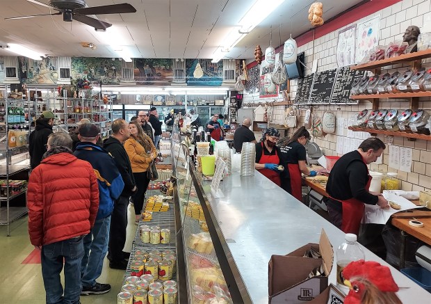 Los clientes hacen fila para hacer su pedido en el mostrador de delicatessen de Alcamo en uno de los últimos sábados que la tienda estuvo abierta.  Extendiéndose por toda la pared norte de la tienda, las vitrinas incluían quesos importados, ensaladas, bistecs, chuletas y comida preparada, y los ingredientes para los legendarios bocadillos de Alcamo.  (John Zadikian - Para el Grupo MediaNews)