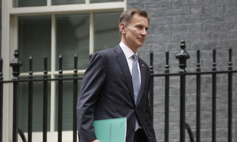 Una foto del canciller Jeremy Hunt saliendo del número 11 de Downing Street en noviembre.