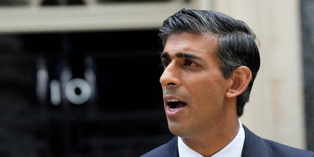 El nuevo primer ministro británico, Rishi Sunak, habla en Downing Street en Londres, el martes 25 de octubre de 2022, luego de regresar del Palacio de Buckingham, donde fue designado formalmente para el cargo por el rey Carlos III de Gran Bretaña.