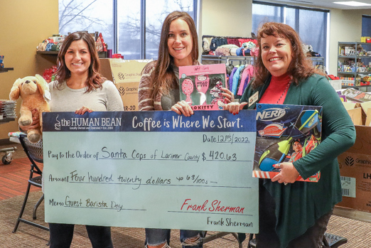 FORT COLLINS, CO- 5 de diciembre de 2022: Human Bean Northern Colorado presenta a Santa Cops of Larimer County con un cheque por $420.63 y un automóvil lleno de juguetes el lunes 5 de diciembre de 2022. En la foto de izquierda a derecha están Krista Smith, Val Katalenic y Deanna Sloat.  (Foto cortesía)