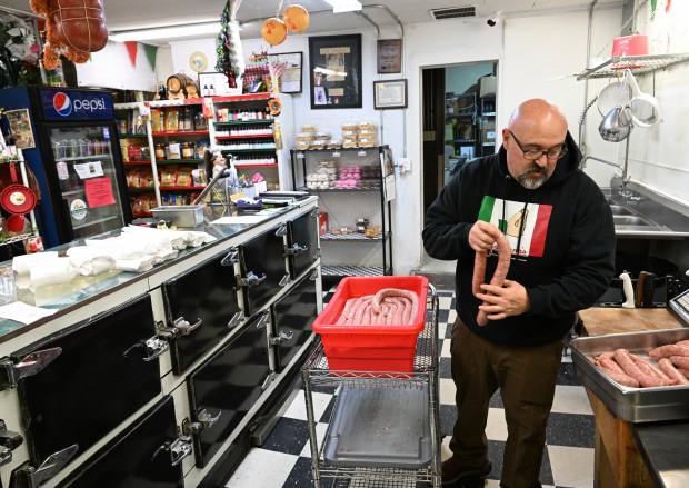 Vince Gagliano trabaja en un pedido de salchichas en el Gagliano's Italian Market de su familia, el 14 de diciembre de 2022, en Pueblo.  (Foto de RJ Sangosti/The Denver Post)