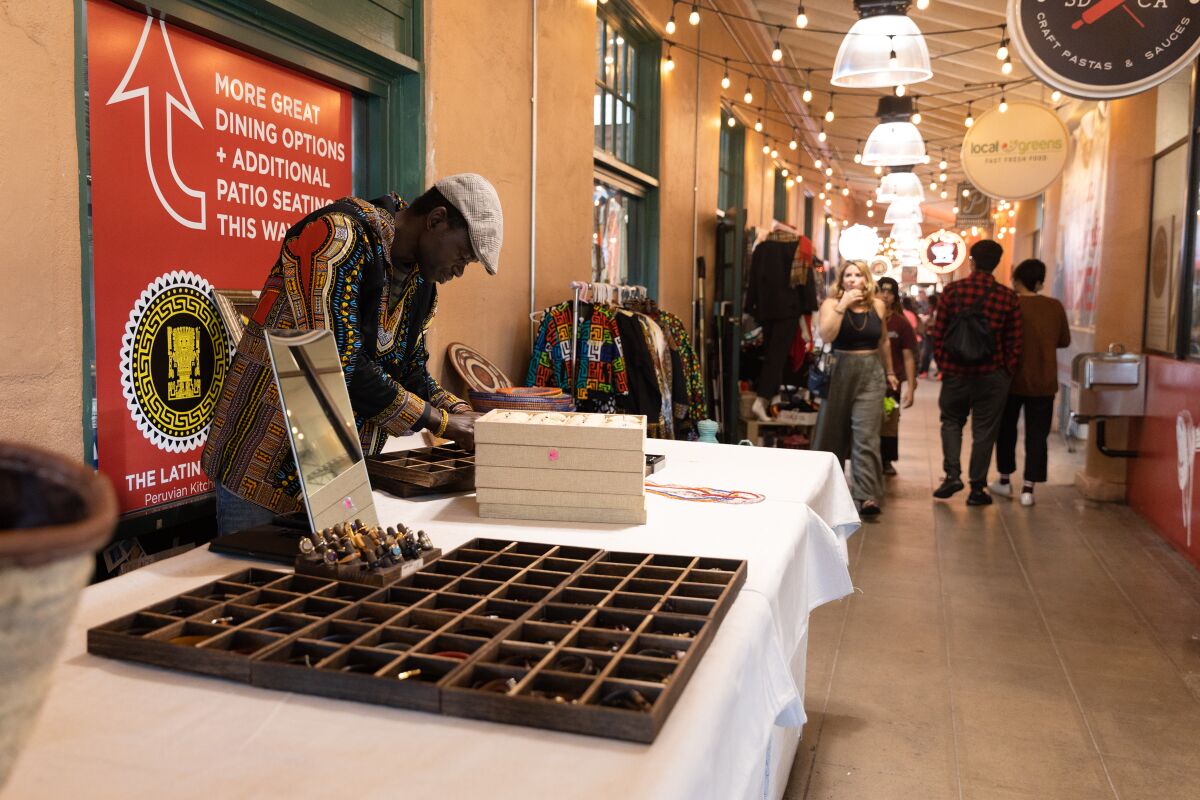 Thiam Ousmane, dueño de la empresa African Connection, instala su puesto en Liberty Public Market en Nochebuena.