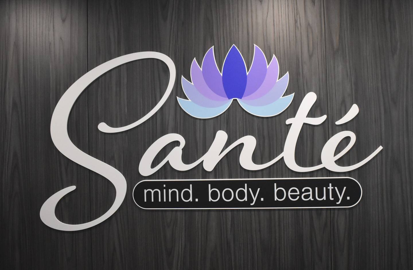 Sante es una palabra francesa o saludo que significa "un brindis por tu salud," dice el propietario de Sante Med Spa en Naperville.