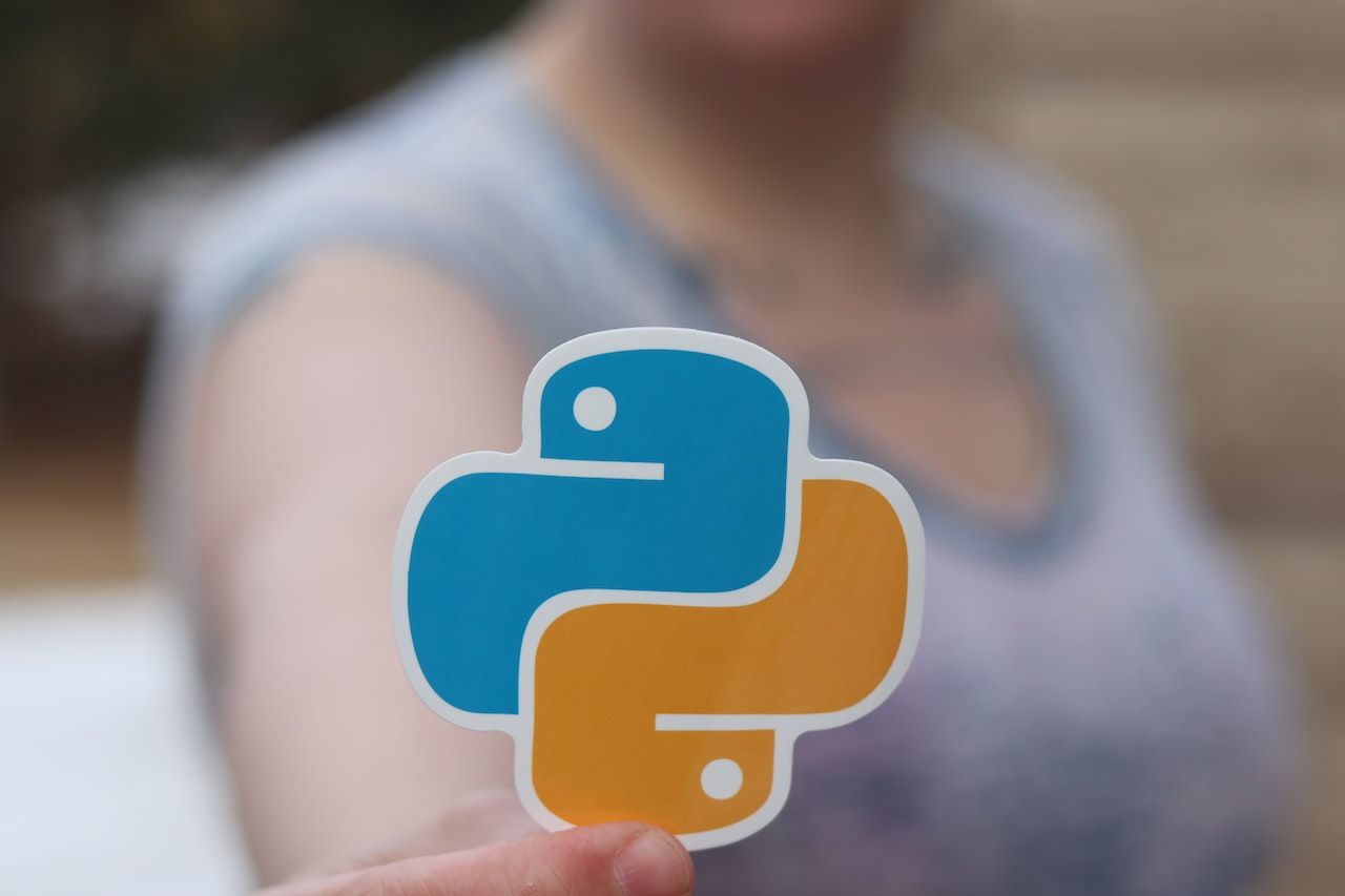 Logotipo de Python con una mujer en un fondo transparente-1