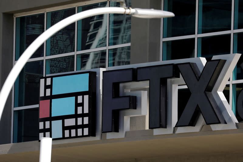 FOTO DE ARCHIVO: El logo de FTX se ve en el FTX Arena en Miami