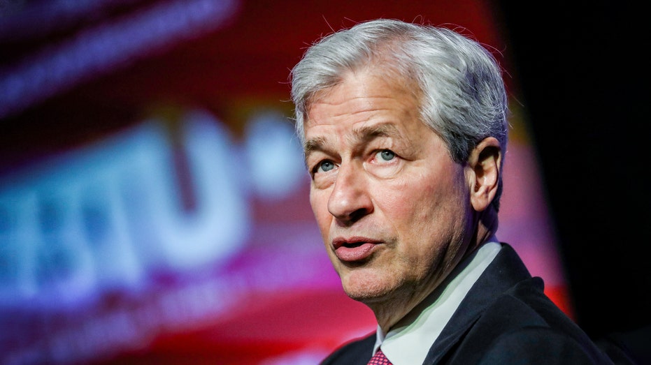 Si queremos resolver el cambio climático, dijo el CEO de JPMorgan, Jamie Dimon, no es contra el clima. [change] para que Estados Unidos impulse el petróleo y el gas.