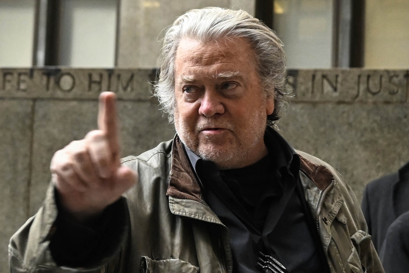 NUEVA YORK, EE. UU. - 12 DE ENERO: El asesor del expresidente estadounidense Donald Trump, Steve Bannon, acusado de fraude por los fondos recaudados para apoyar la construcción del muro fronterizo entre Estados Unidos y México, asiste a una audiencia en Manhattan, Nueva York, el 12 de enero de 2023. (Foto de Fatih Aktas/Agencia Anadolu a través de Getty Images)