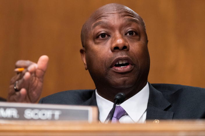 El Senador Tim Scott, cuestiona a la Secretaria del Tesoro, Janet Yellen, durante la audiencia del Comité Senatorial de Banca, Vivienda y Asuntos Urbanos titulada “El Informe Anual del Consejo de Supervisión de la Estabilidad Financiera para el Congreso”, en el Edificio de Oficinas del Senado Dirksen en Washington, DC, EE. UU., 10 de mayo de 2022 Tom Williams/Piscina vía REUTERS