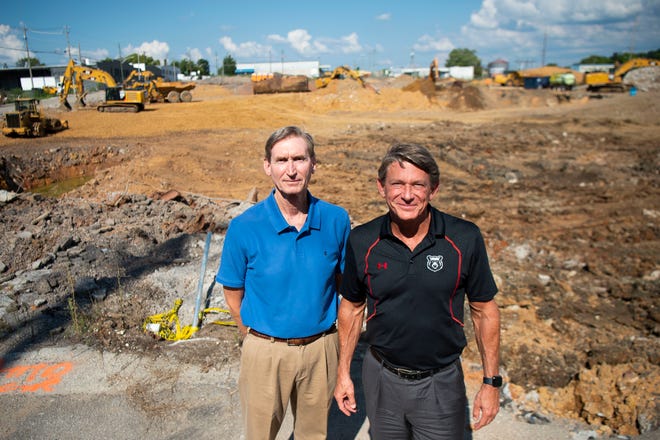 El director general de los Tennessee Smokies, Doug Kirchhofer, a la izquierda, posa con el propietario del equipo, Randy Boyd, en el sitio del próximo estadio de béisbol de ligas menores que se está construyendo justo al este de Old City, cerca del centro de Knoxville.  Con el estadio ahora a un precio de $ 114 millones, el equipo de desarrollo y sus socios continúan su trabajo para que las empresas comerciales en desventaja representen el 17% del valor total del contrato.