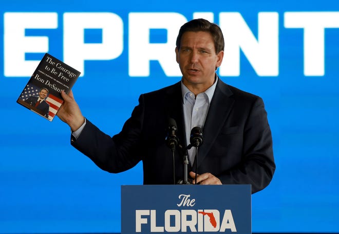 El gobernador de Florida, Ron DeSantis, habla durante un evento que destaca su libro recién publicado, 