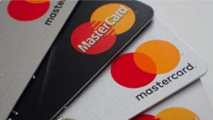 Primer plano de una pila de tarjetas bancarias de débito y crédito con carga MasterCard.