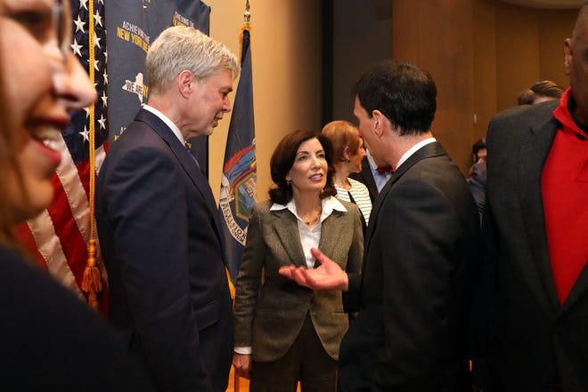 La gobernadora Kathy Hochul conversa con el alcalde de New Rochelle, Noam Bramson, a la derecha, y el alcalde de White Plains, Tom Roach, después de hablar sobre la crisis de vivienda del estado con líderes empresariales de Westchester en el Business Council of Westchester en Rye Brook el 15 de marzo de 2023.