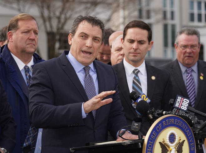 El supervisor de North Castle, Michael Schiliro, ofrece comentarios sobre el plan de infraestructura y vivienda del gobernador Hochul durante una conferencia de prensa frente al ayuntamiento de North Castle en Armonk, el martes 7 de marzo de 2023.