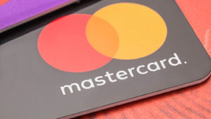 Un primer plano de las tarjetas de crédito o débito Mastercard.