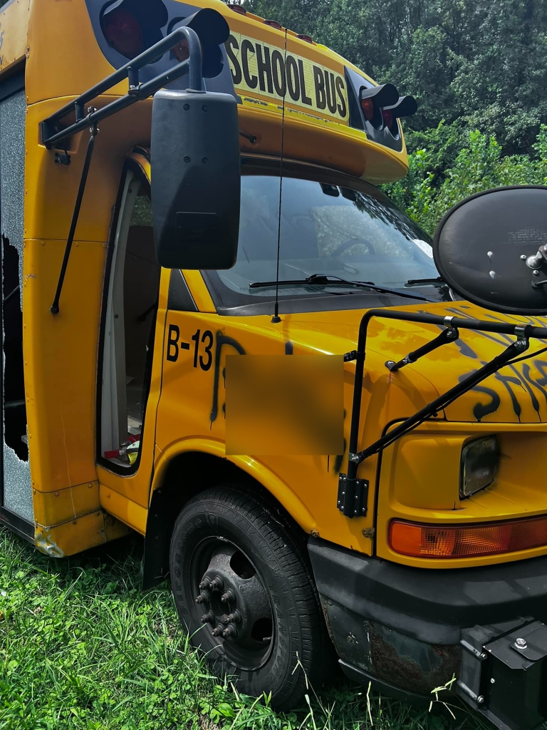 Autobuses dañados con graffiti 