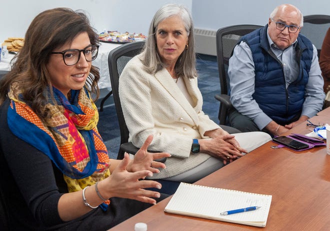 La representante estadounidense Katherine Clark, en el centro, se reunió con funcionarios de Framingham en la Autoridad de Transporte Regional MetroWest, el 21 de marzo de 2023. De izquierda a derecha, la representante estatal Priscila Sousa, Clark y el alcalde Charlie Sisitsky.