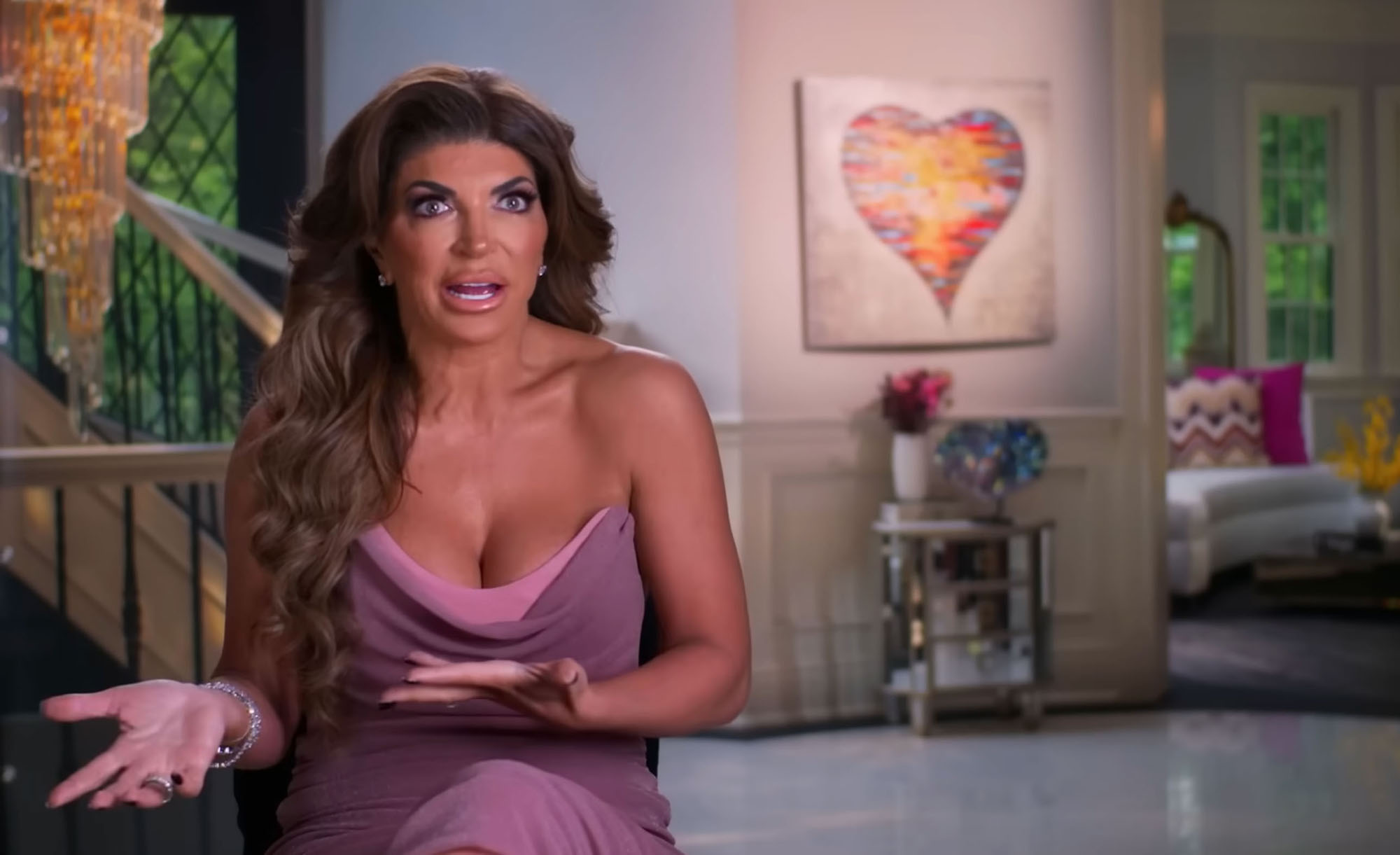 Una captura de pantalla de Teresa Giudice sentada en un confesionario en 'RHONJ'