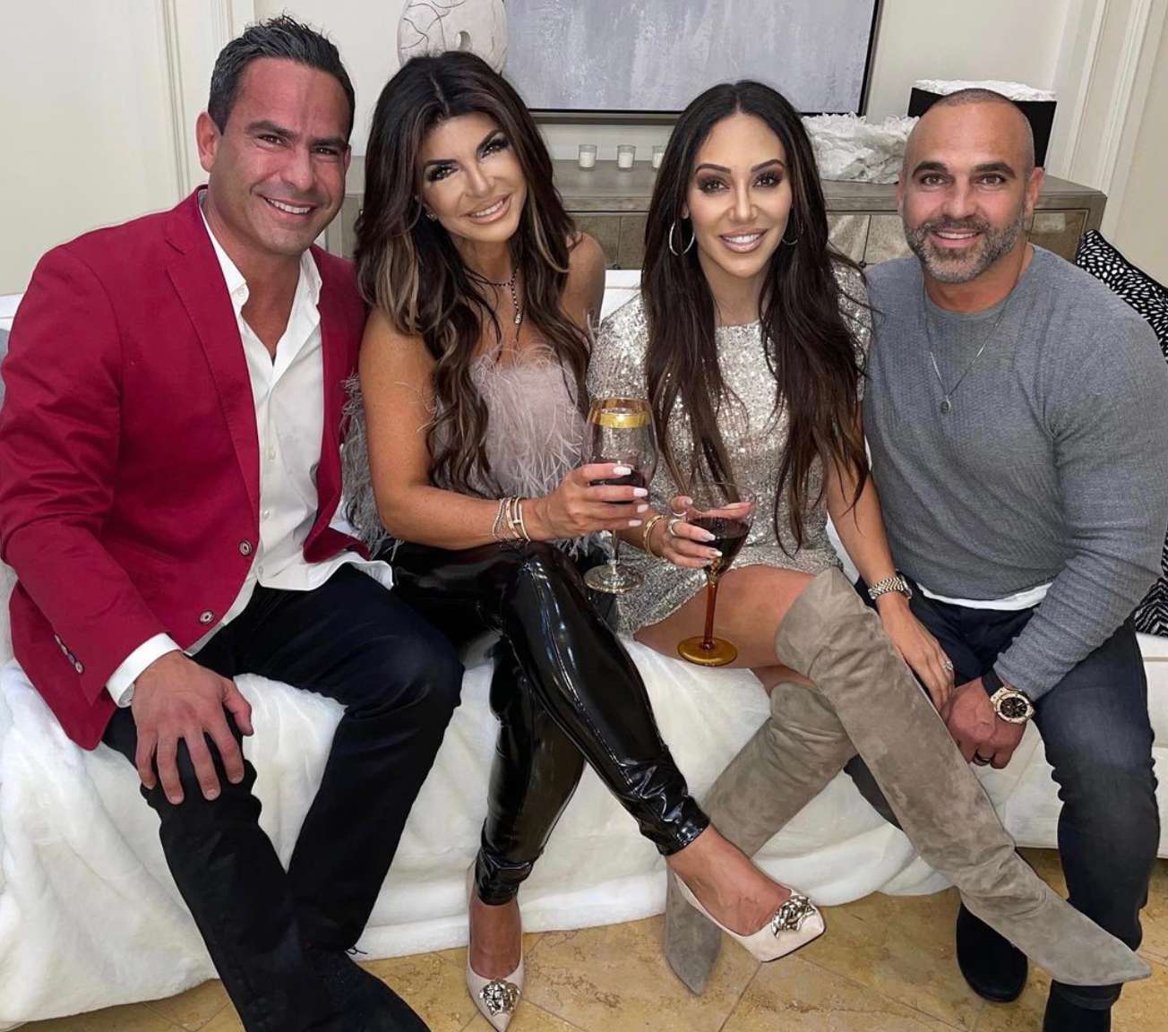 Luis Ruelas, Teresa Giudice, Melissa Gorga y Joe Gorga sentados uno al lado del otro