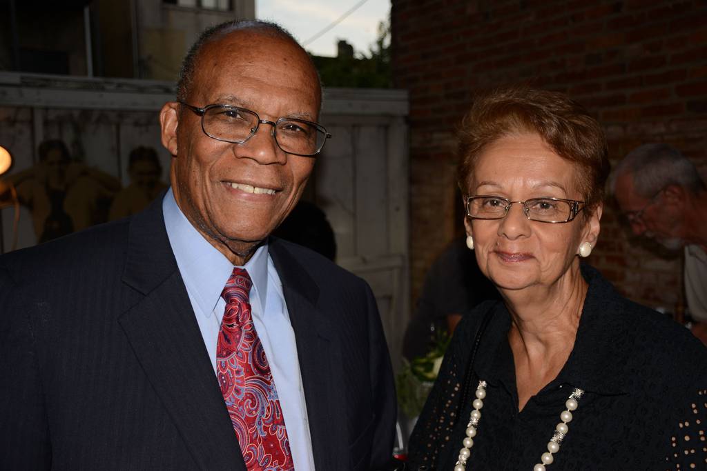 Larry Gibson, a la izquierda, y su esposa, Diana L. Gibson, en 2019.