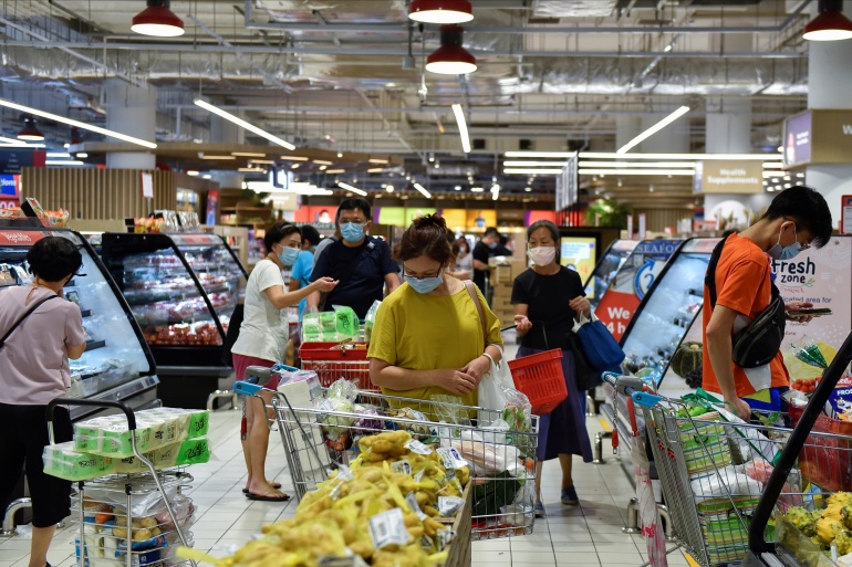 Compradores en un supermercado en Singapur.