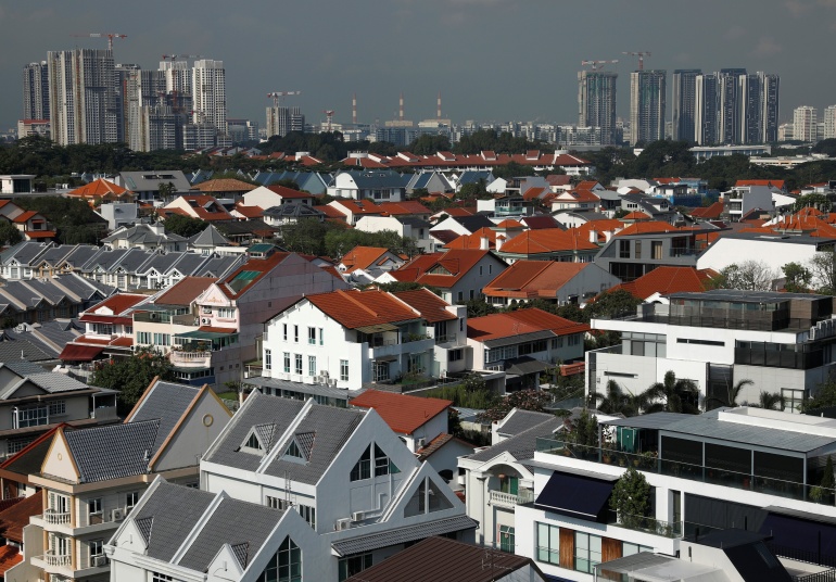 Propiedad de Singapur con casas de viviendas múltiples en primer plano y edificios de varios pisos en la distancia.