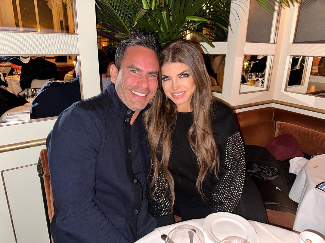 Luis Ruelas y Teresa Giudice sentados en la mesa de un restaurante.