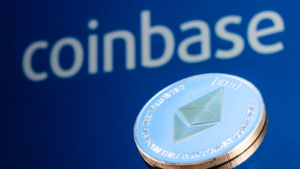 Coinbase (COIN), es una empresa estadounidense que opera una plataforma de intercambio de criptomonedas.  Moneda Ethereum (ETH-USD) en el fondo de la inscripción Coinbase.