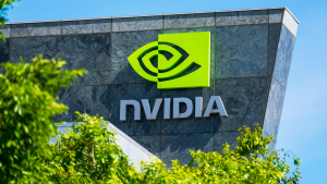 Logotipo y cartel de Nvidia (NVDA) en la sede.  Primer plano borroso con árboles verdes