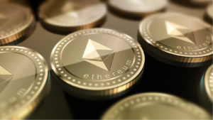 El logo de ethereum en las monedas