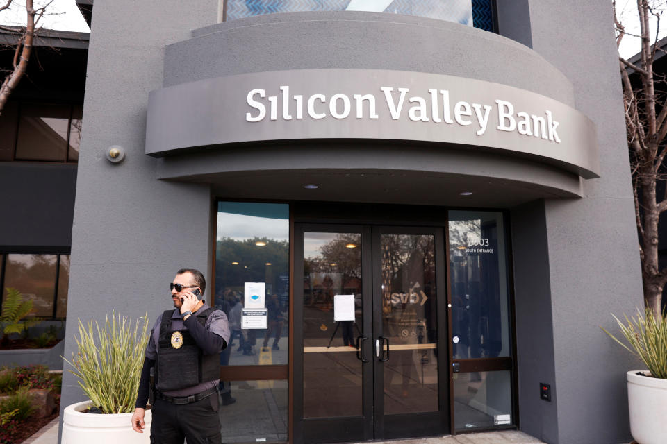 Un guardia de seguridad se encuentra fuera de la entrada de la sede del Silicon Valley Bank en Santa Clara, California, EE. UU., 13 de marzo de 2023. REUTERS/Brittany Hosea-Small