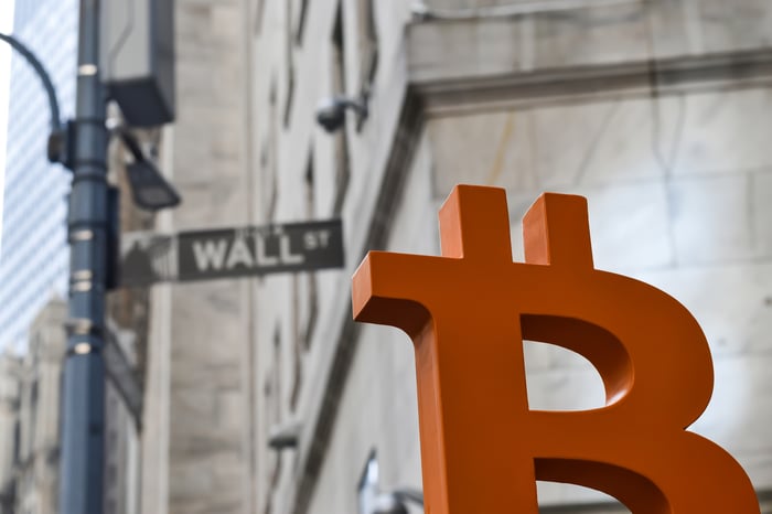 Símbolo de Bitcoin en Wall Street.