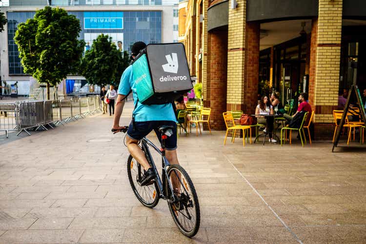 El conductor de Deliveroo viaja en el centro de la ciudad de Coventry