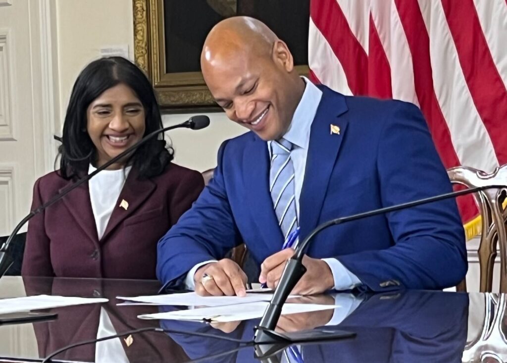 El gobernador Wes Moore y la vicegobernadora Aruna Miller.  (Foto de Michael Charles/Servicio de Noticias de Capital)