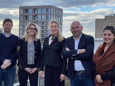 De izquierda a derecha: Oliver Steelant (Gerente de Ventas BeLux), Ester Boer (CFO), Yvonne Boels (Presidente Bäro y CEO Boels & Partners), Peter Renders (Gerente de Equipo de Negocios Internacionales) y Mariana Ferreira (Arquitecta y Planificadora de Luz).