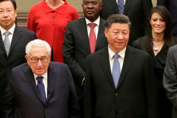 Henry Kissinger, a la izquierda, y Xi Jinping