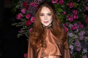 La actriz Lindsay Lohan aparece en el desfile de modas Otoño/Invierno 2023 de Christian Siriano en Nueva York el 9 de febrero de 2023. La SEC dijo que Lohan, el rapero Akon y varias otras celebridades acordaron pagar decenas de miles de dólares para resolver reclamos de que promovió inversiones criptográficas sin revelar que se les pagaba por hacerlo.  (Foto de Charles Sykes/Invision/AP, Archivo)