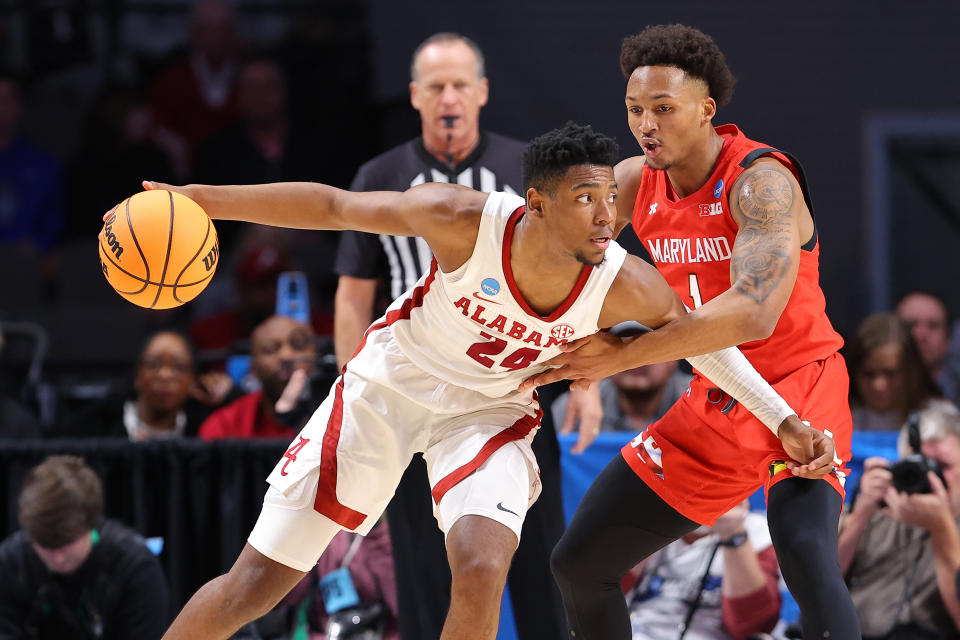 Brandon Miller (izquierda) y Alabama no tuvieron muchos problemas para despachar a Maryland en la segunda ronda del torneo de la NCAA el 18 de marzo de 2023 en Birmingham, Alabama.  (Foto de Kevin C. Cox/Getty Images)